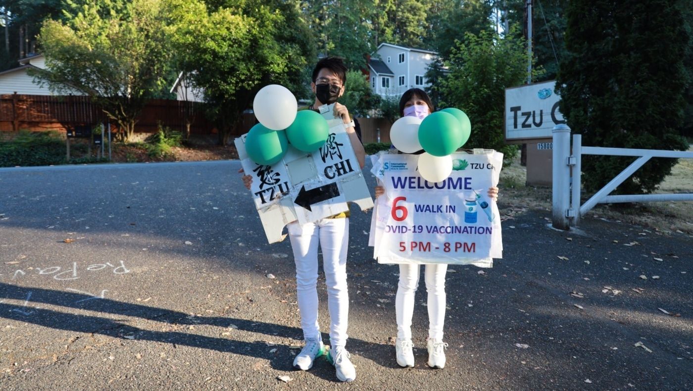 Tzu Chi youth volunteers from the Seattle branch provide direction for people who come to the club to receive vaccinations in July 2021.