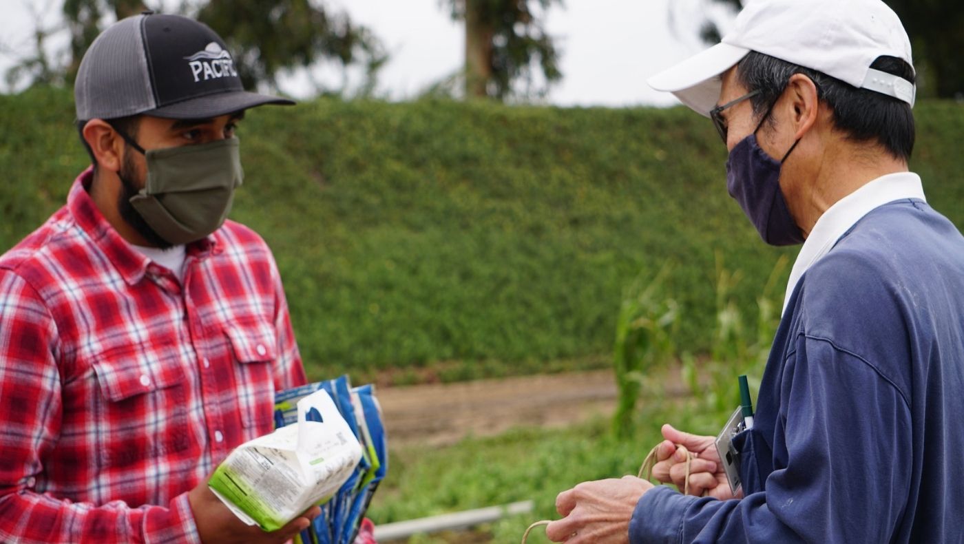 With their hearts in mind for farmworkers living in remote areas, including the Salinas Valley, Tzu Chi Northern California volunteers delivered Xiangji rice directly to them.