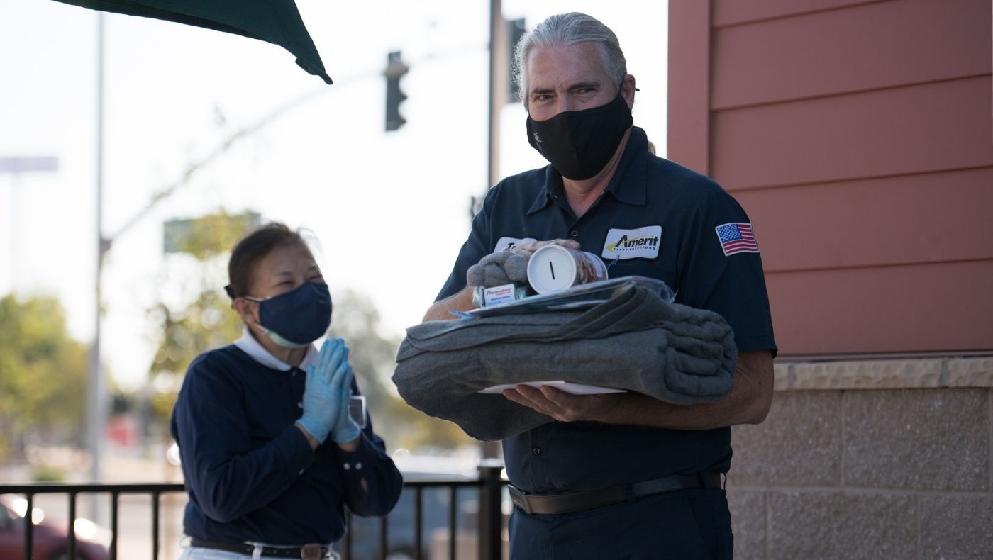 On November 2, 2020, Tzu Chi volunteers sent their care and blessings to the victims affected by the Slater Fire by delivering cloth masks and emergency relief supplies, so that the victims have resources to maintain their physical and mental health during the epidemic. of stability.