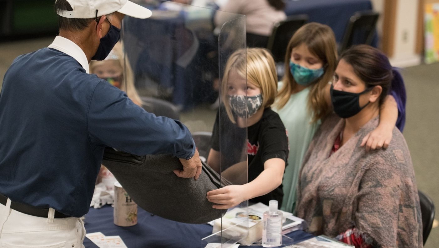 In October 2020, Tzu Chi volunteers in Oregon, California, and Washington State worked together to help victims of wildfires in Oregon, delivering emergency relief supplies including masks and cash cards.