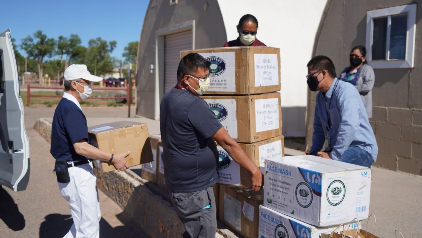 In July 2020, Phoenix volunteers brought anti-epidemic supplies to the Navajo Indian Reservation, where the epidemic was severely affected.
