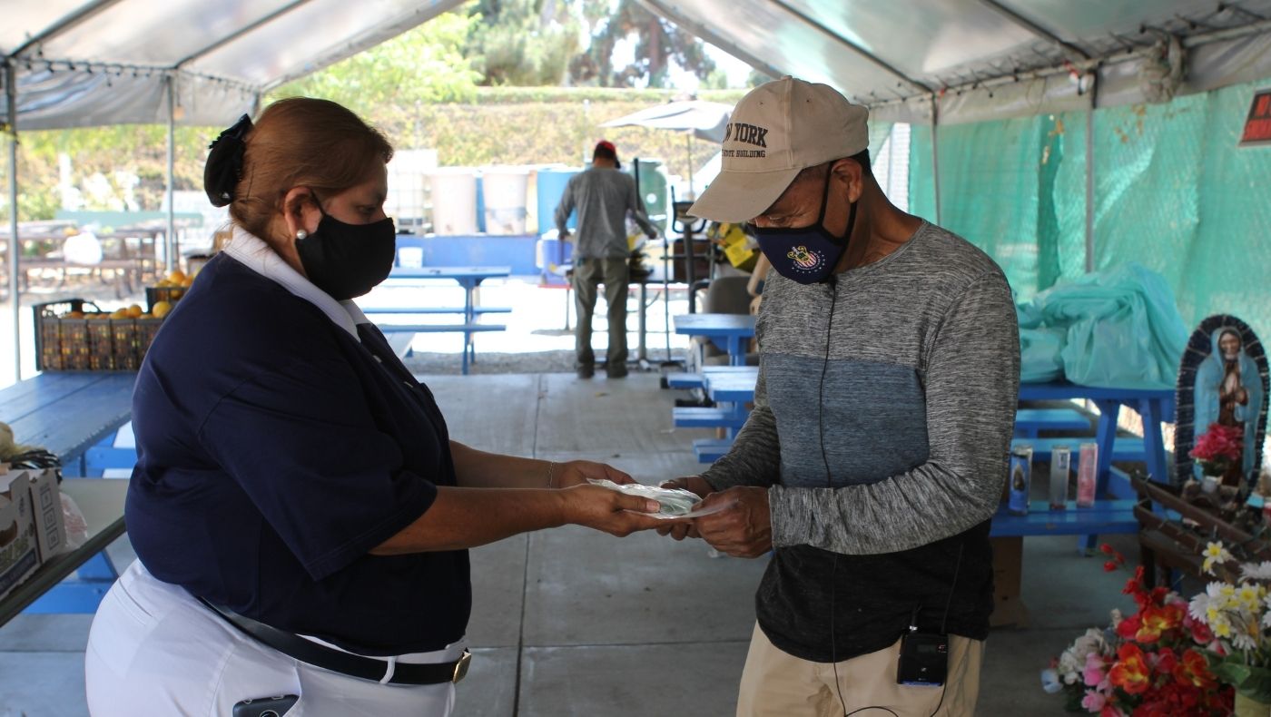 Torrance, CA volunteers joined hands with the Instituto de Educacion Popular del Sur de California, which serves low-income families, to provide epidemic prevention supplies to daily wage workers in Wilmington.