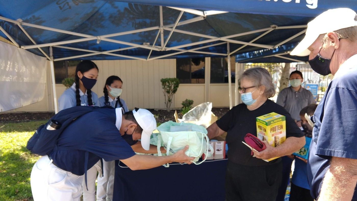 After the Valley Fire in 2020, volunteers in San Diego, CA delivered cash cards, epidemic prevention supplies and other necessities to victims in the Jamul area.