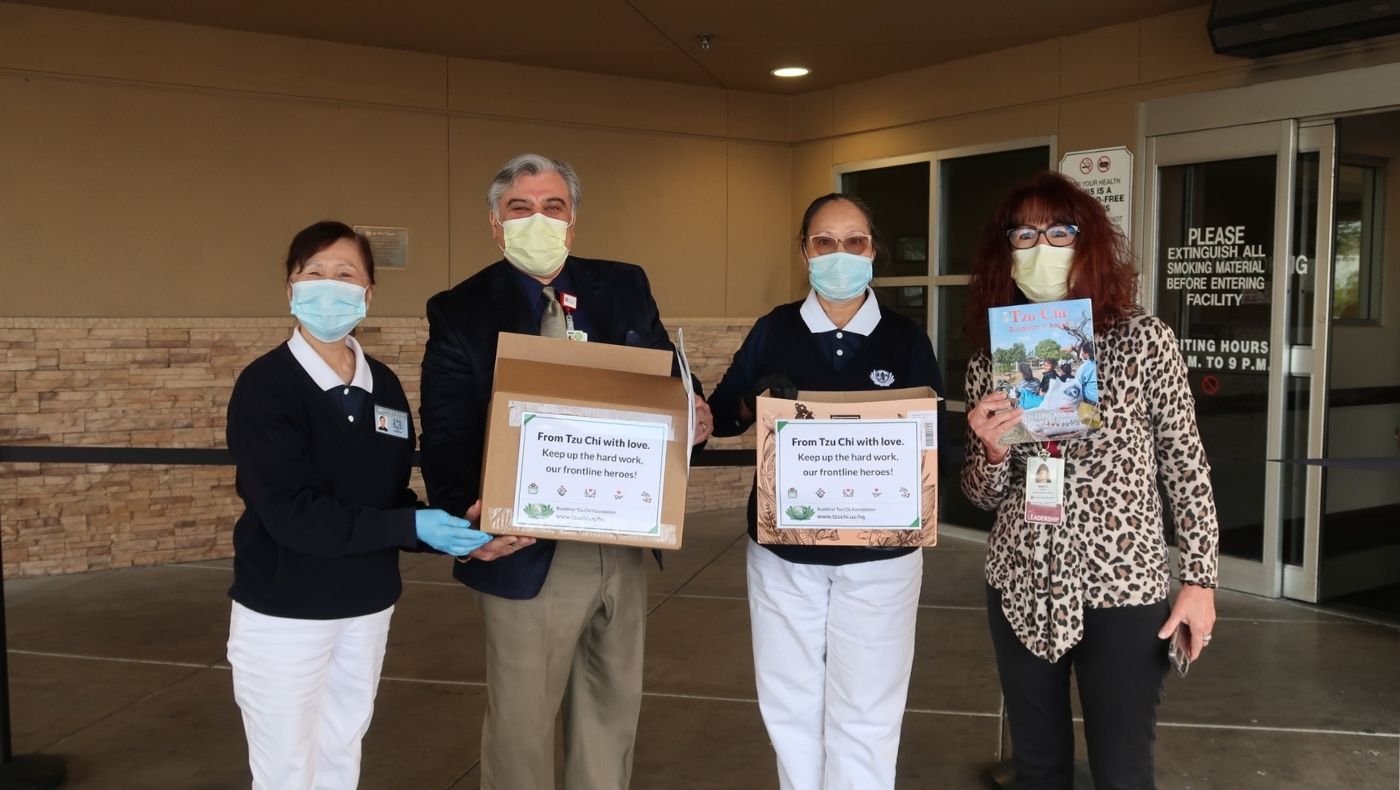 Vincenzo Vamile, CEO of North Vista Hospital, second from left, receives anti-epidemic supplies sent by volunteers in Las Vegas.