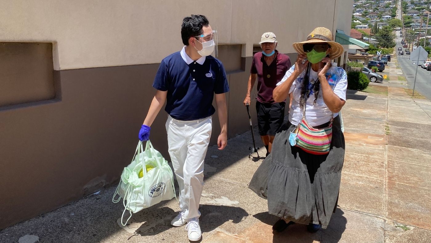 Material distribution in Hawaii adopts a "drive-thru" format to reduce contact and reduce the risk of infection; outdoor distribution is also designed for people without cars.