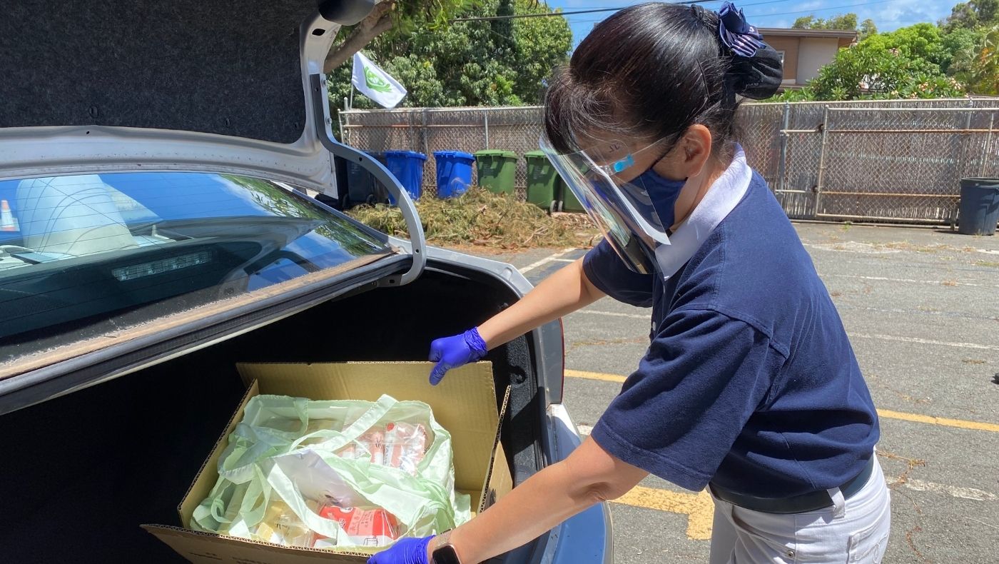 Material distribution in Hawaii adopts a "drive-thru" format to reduce contact and reduce the risk of infection; outdoor distribution is also designed for people without cars.