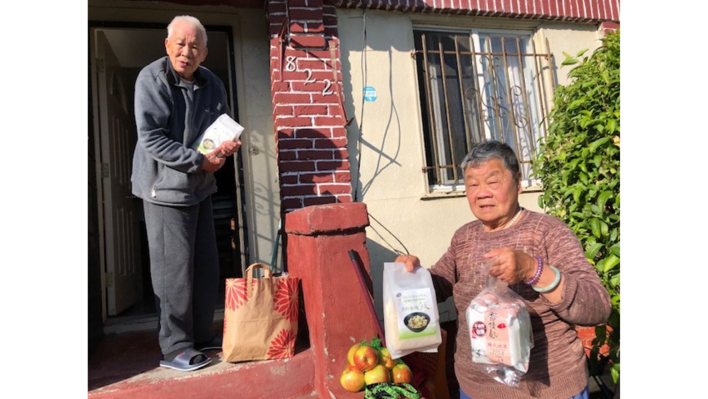 Elderly Asians living alone in Oakland are afraid to go out because they are worried about contracting the epidemic. Tzu Chi volunteers provide long-term care and purchase food once a week and deliver it to the homes of the elderly together with noodles and rice.