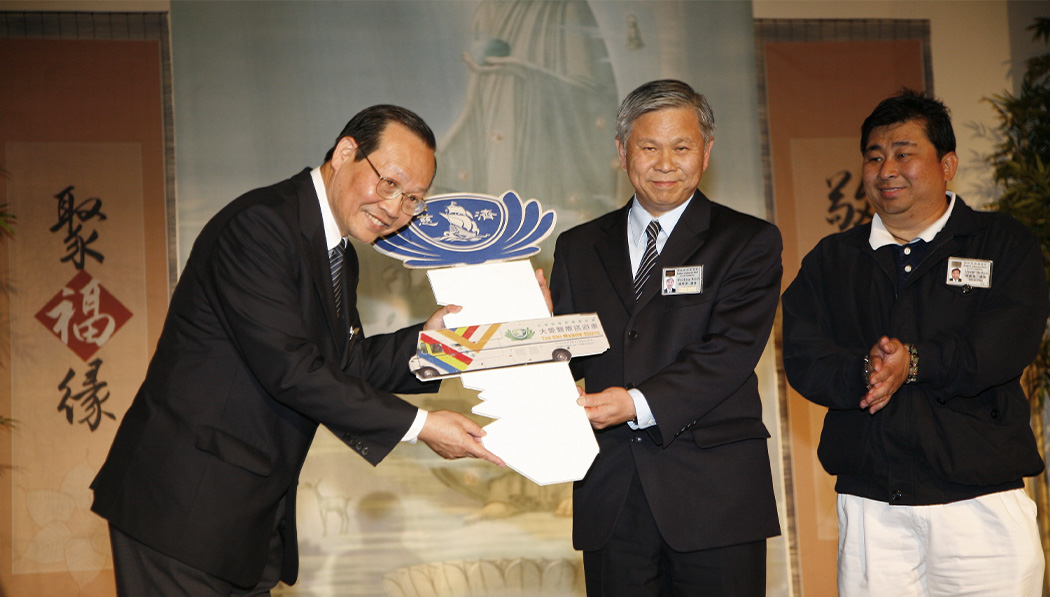 On December 7, 2008, the long-awaited first Mobile Clinic in California’s Central Valley is given to Tzu Chi USA’s Northwest Region Executive Director Minjhing Hsieh (middle) by then Buddhist Tzi Chi Medical Foundation Executive Director Mingchang Hsu (left). On the right is Fresno volunteer Steven Voon, who is now Executive Vice President of the Medical Foundation.