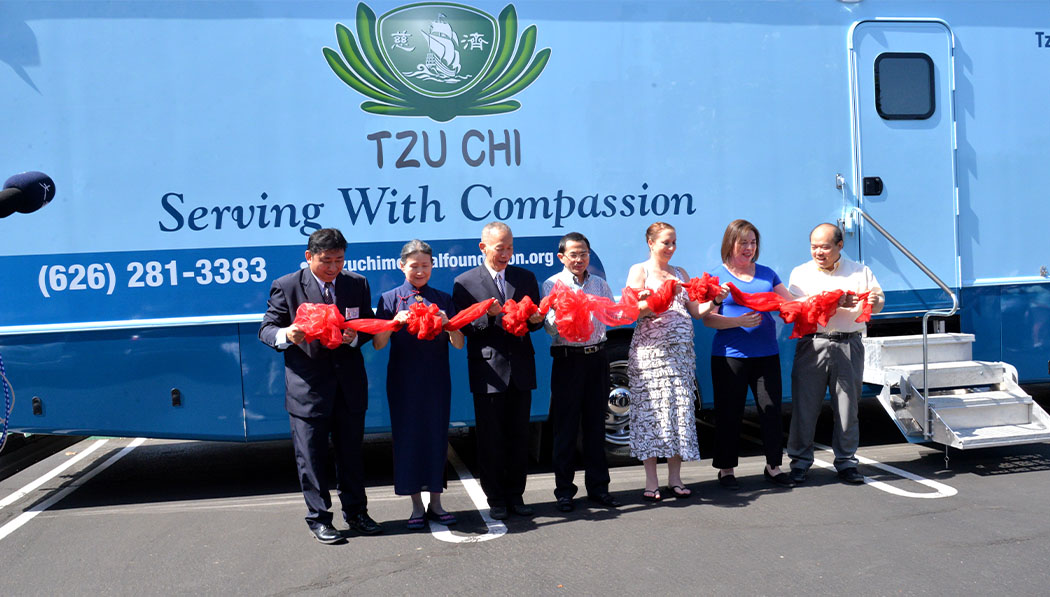 William Keh (third left) and Steven Voon (left) cut the ribbon at the opening ceremony for Tzu Chi USA’s sixth Mobile Clinic