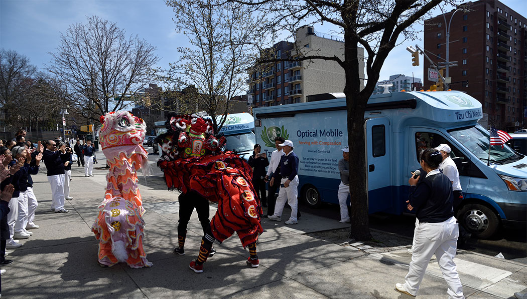 A dragon and lion dance in front of Tzu Chi USA’s Northeast Region Office greets the arrival of the Mobile Clinics in New York.