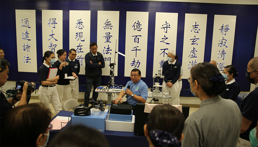 Steven Voon (center) travels to Tzu Chi USA’s Mid-Atlantic Region to conduct the first hands-on training course for vision care volunteers