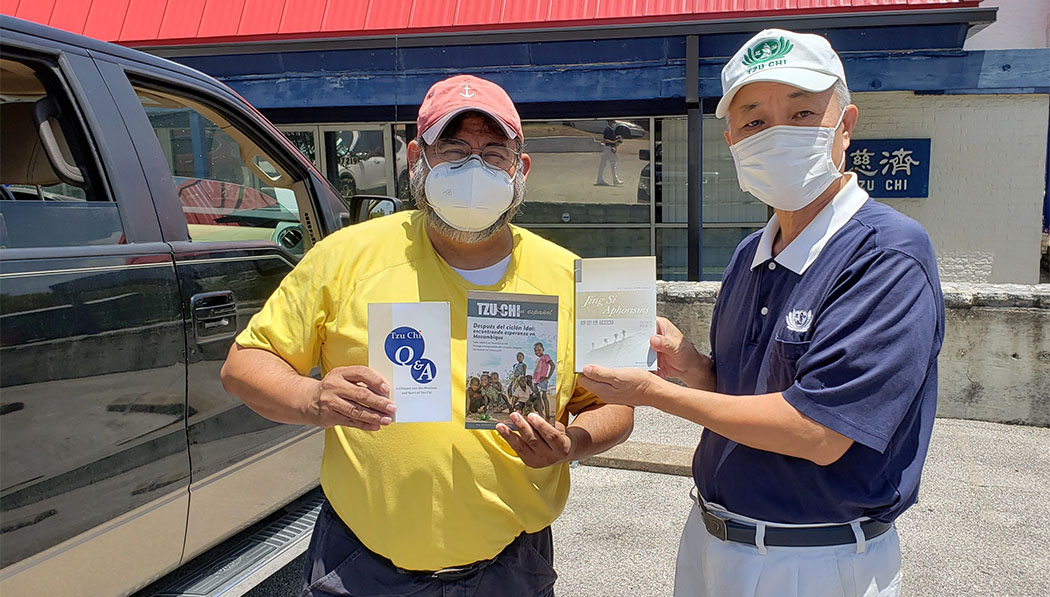 Frank Fuentes of the Hispanic Contractors Association de Tejas meets Tzu Chi Austin volunteers to receive donations of PPE and other materials.