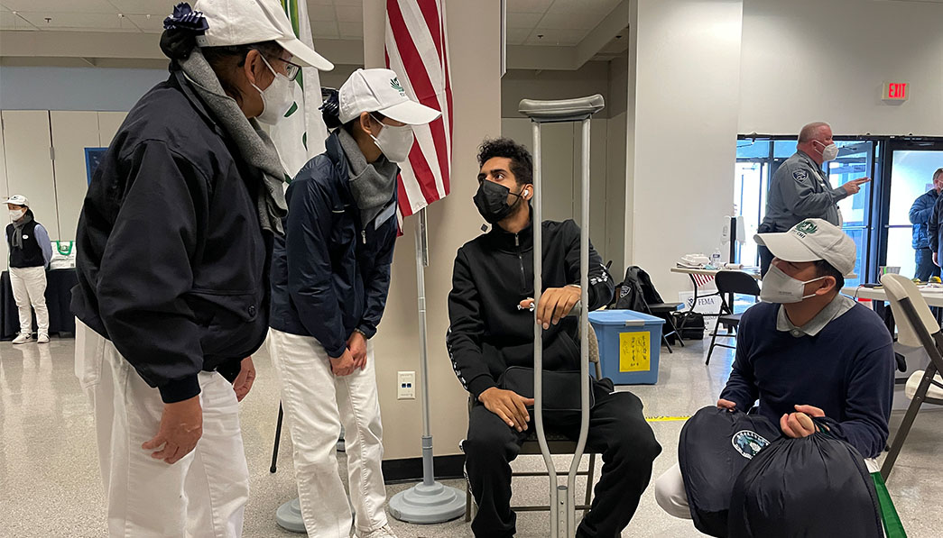 After tornadoes strike Kentucky, Tzu Chi volunteers connect with an injured survivor at an emergency relief distribution at the end of 2021.