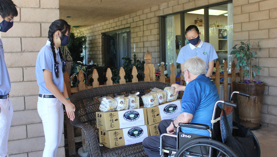 A Sacramento Service Center volunteer delivers Jing Si instant rice and noodles to the Park Folsom Senior Retirement Community.