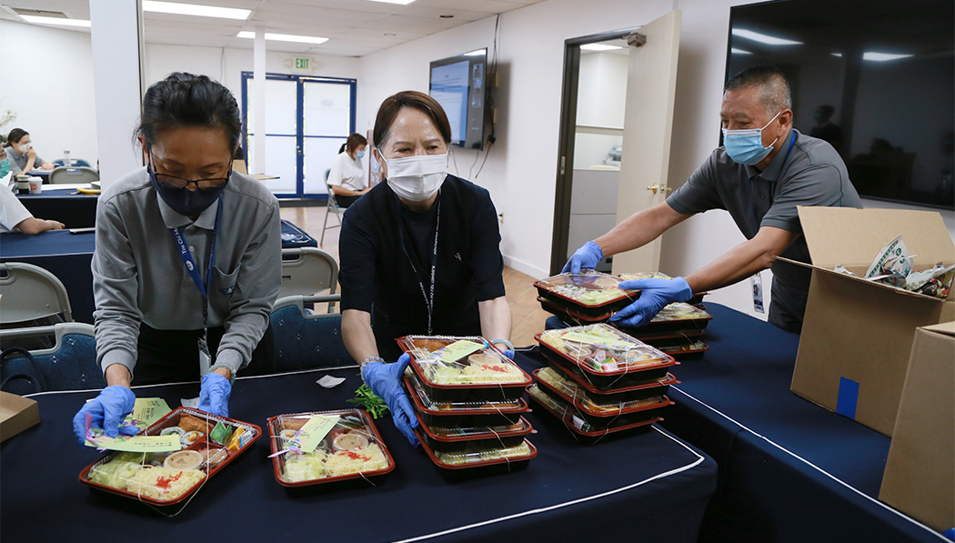 In July 2023, Tzu Chi volunteers prepare 300 lunch boxes to provide to staff at Riverside University Health System Medical Center.