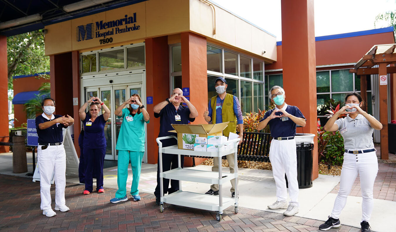Despite all odds, Tzu Chi Miami volunteers successfully deliver donations of PPE to the Memorial Hospital Pembroke in Pembroke Pines, Florida, where staff warmly welcomed their gift in March 2020.