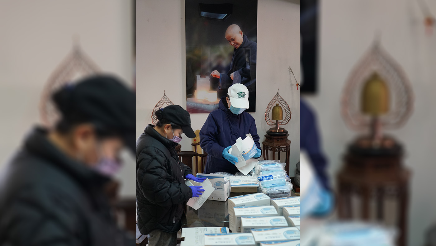 With Master Cheng Yen’s mission to relieve suffering in their hearts, Tzu Chi volunteers in Flushing, New York, help pack PPE for distribution.