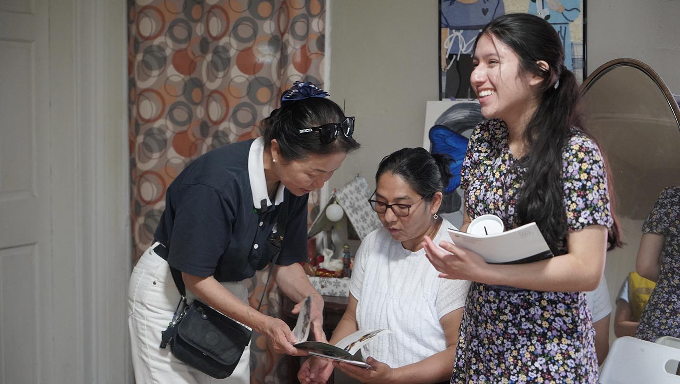 蔣珊珊（左一）正在給賈茲敏．阿爾瓦雷斯（Jazmin Alvarez，右一）的媽媽介紹慈濟精神。攝影／瑪蒂娜．卡薩斯