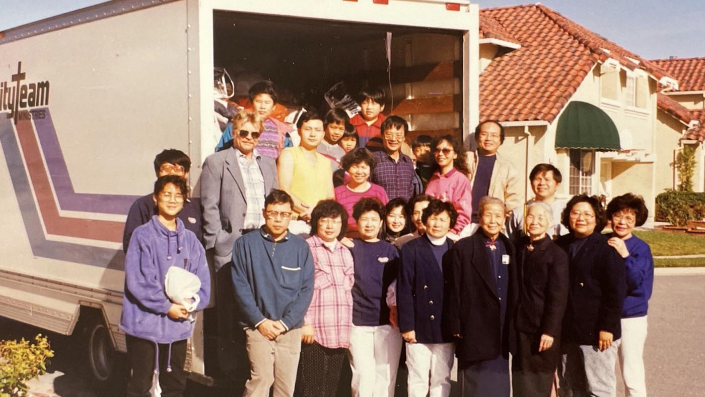 1992年12月13日，二十幾名早期志工及委員聚集在阿嬤家，將募集到的二手冬衣搬上大卡車，由基督教慈善組織City Team接收去發放。圖片來源／慈濟北加州分會