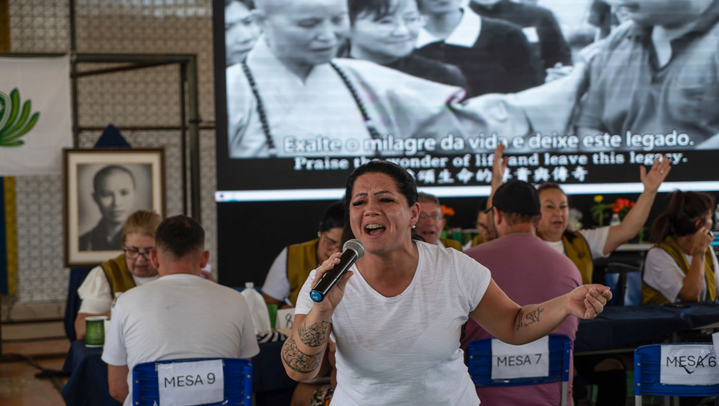 La intérprete de la versión portuguesa de la canción “Una Familia”, ofrece un bálsamo para los corazones del público con su canción. Foto/ Hector Muniente