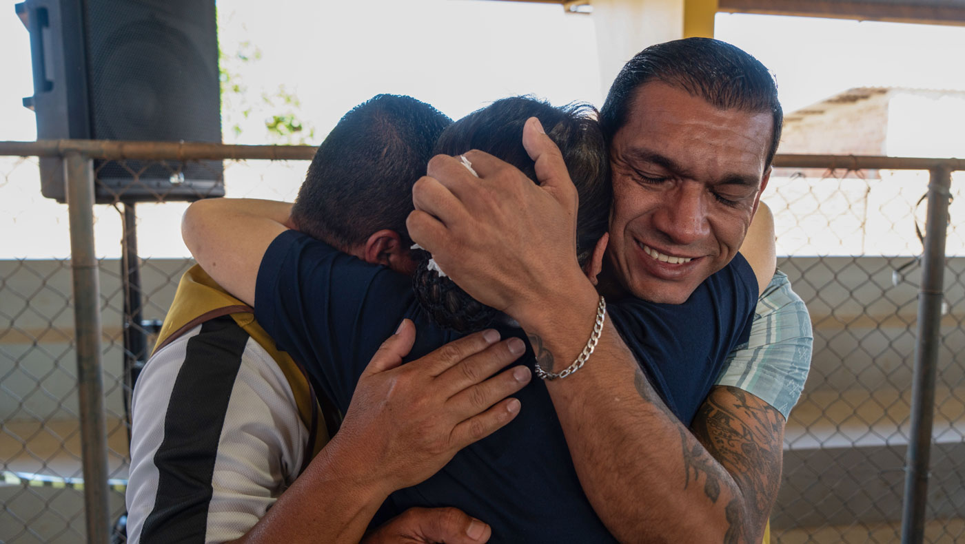 Los dos hombres se abrazan y lloran. Juchu Liu, una voluntaria de Brasil que estuvo con ellos durante todo el camino, también los abraza y rompe a llorar. Foto/ Hector Muniente