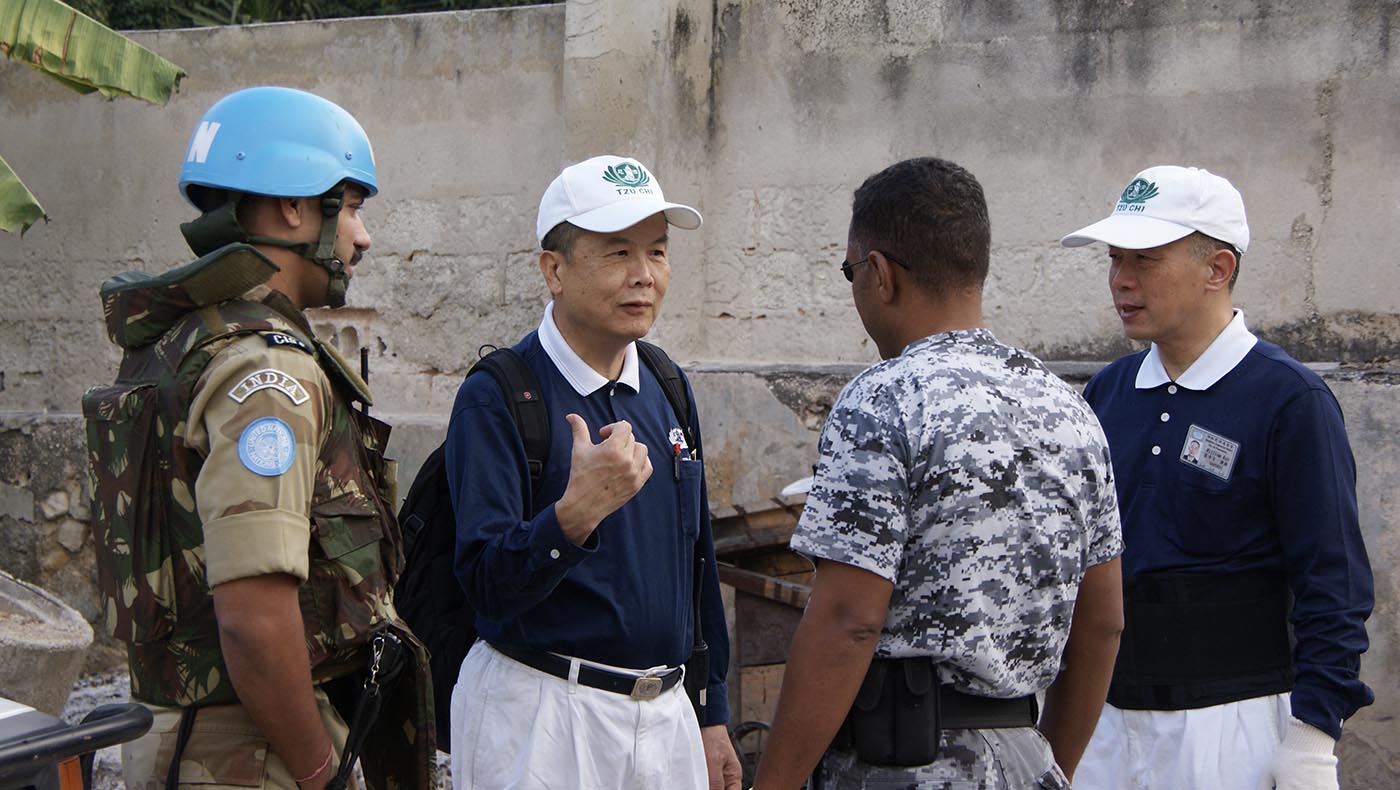 2009年1月15日，葛卓言（濟捨）與陳健為了發放的安全問題，不斷與聯合國維和部隊進行討論。攝影／裘柏年