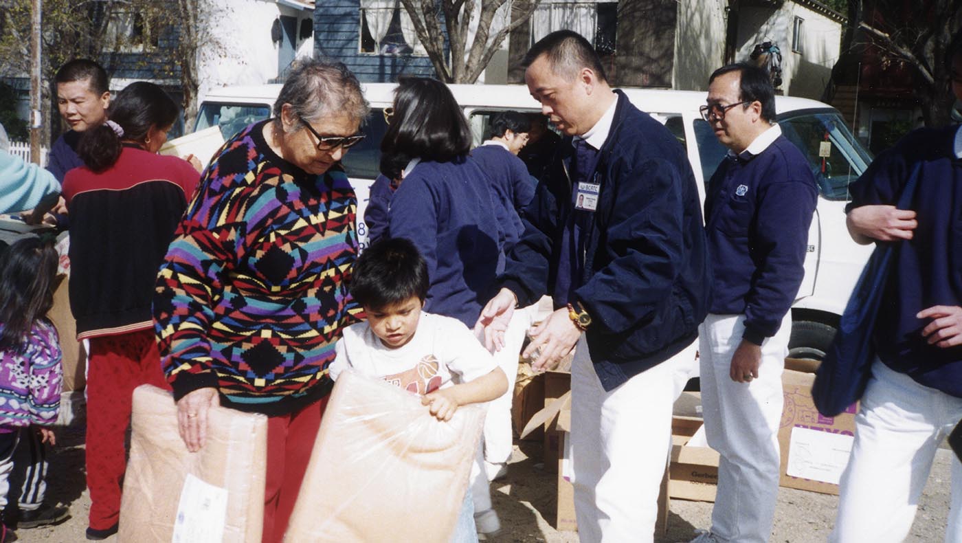 1994年,陳健(後排左一)與黃思賢(圖中)參與北嶺大地震賑災工作。圖片來源/慈濟美國總會