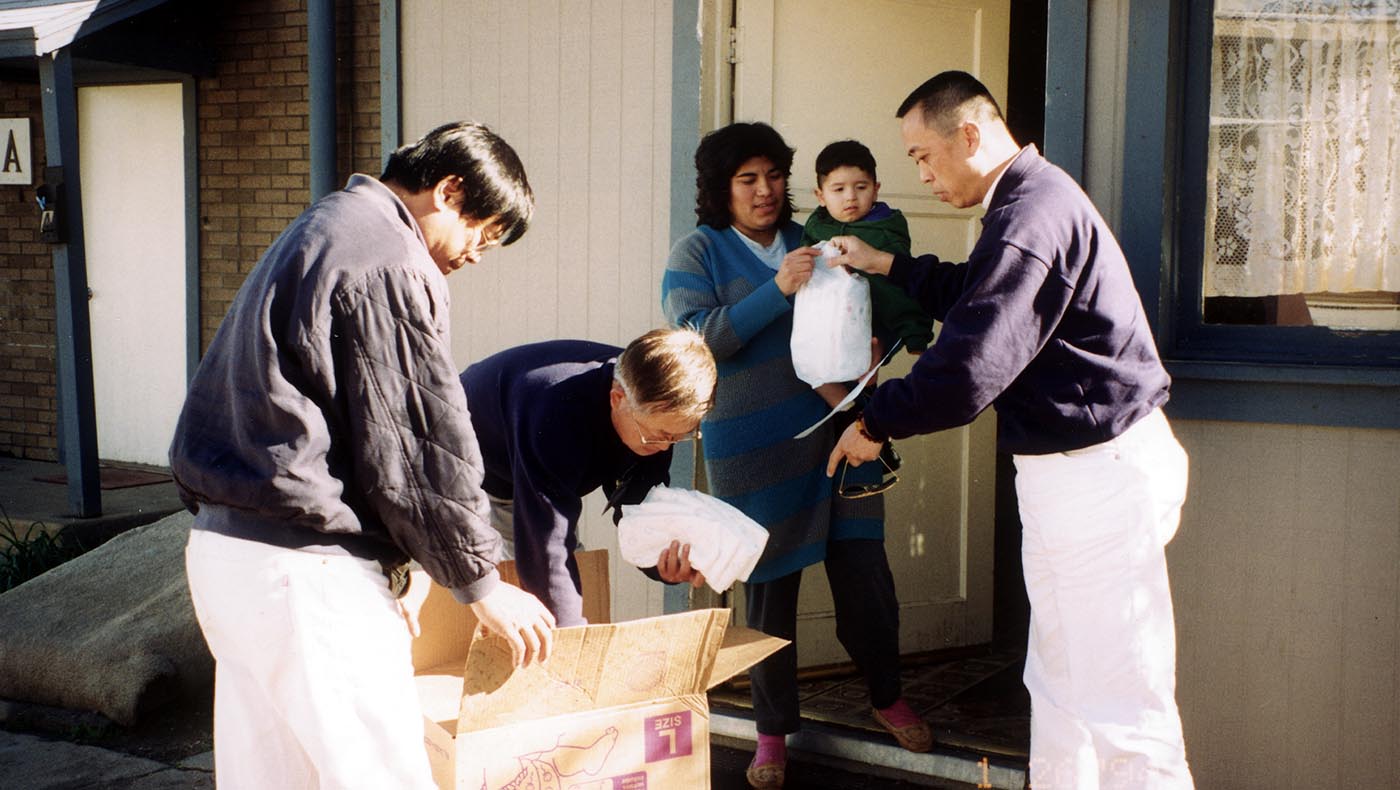 1994年1月26日,黃思賢、辜志哲與志工持續對受災戶發送物資。圖片來源/慈濟美國總會