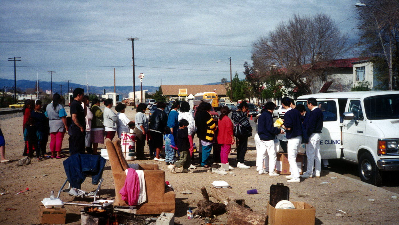 1994年北嶺大地震後,受災居民領取慈濟志工提供的物資。圖片來源/慈濟美國總會