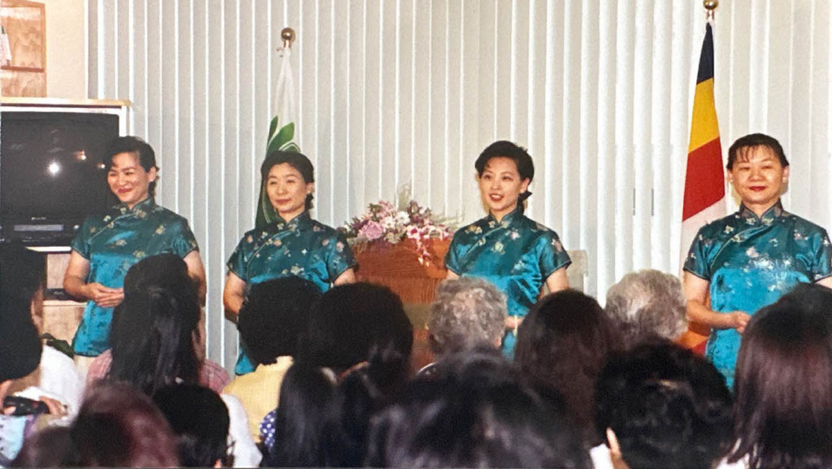 Voluntarias de Tzu Chi, entre ellas Lusha Chen (izquierda), Hsiuyun Tsai (centro) y Huihsin Yeh (derecha), en una fiesta de té. En los primeros días, Stephen Huang siempre invitaba a los voluntarios de Tzu Chi a cantar en lenguaje de señas en las fiestas de té. Foto: cortesía de Lusha Chen