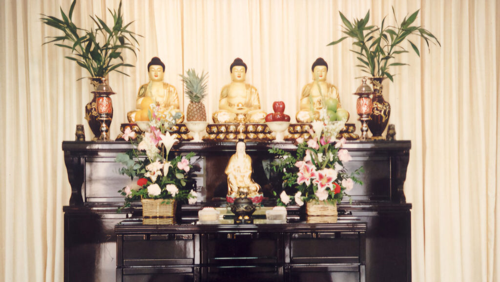 Cuando Stephen Huang donó las instalaciones de 1000 Garfield a la filial de Tzu Chi en Estados Unidos para que sirvieran como su primera oficina, siguió el ejemplo de la sede mundial de Tzu Chi en Hualien. Trajo tres estatuas de Buda de Taiwán a Estados Unidos y las colocó en la sala del santuario de la oficina, donde los voluntarios de Tzu Chi podían practicar y estudiar juntos mientras ayudaban a los necesitados y presentaban la Escuela de Budismo Tzu Chi en Estados Unidos. Foto/Cortesía de Hsiuyun Tsai
