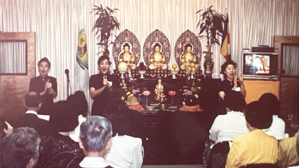 Las primeras voluntarias Hsiuyun Yang (izquierda), Lusha Chen (centro) y Hsiuyun Tsai (derecha) realizan una presentación en lenguaje de señas en la sala del santuario de la oficina en 1000 South Garfield Avenue. Foto/Cortesía de Lusha Chen
