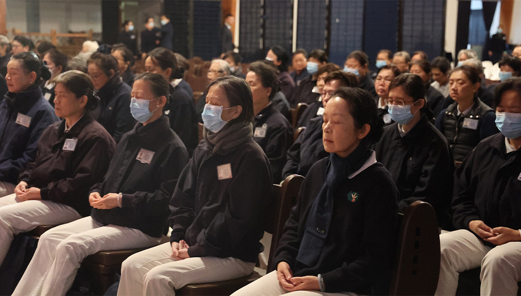 學員專注做早課。攝影／駱淑麗
