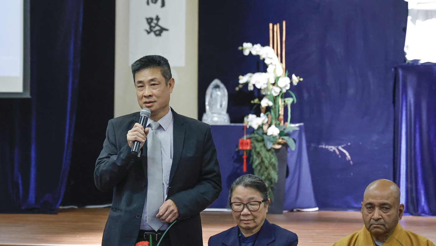 Norman Nie, Chairman of the Chinese Consolidated Benevolent Association of Los Angeles, speaks at the interfaith prayer gathering hosted by Tzu Chi on January 11, 2025. Photo/Shuli Lo