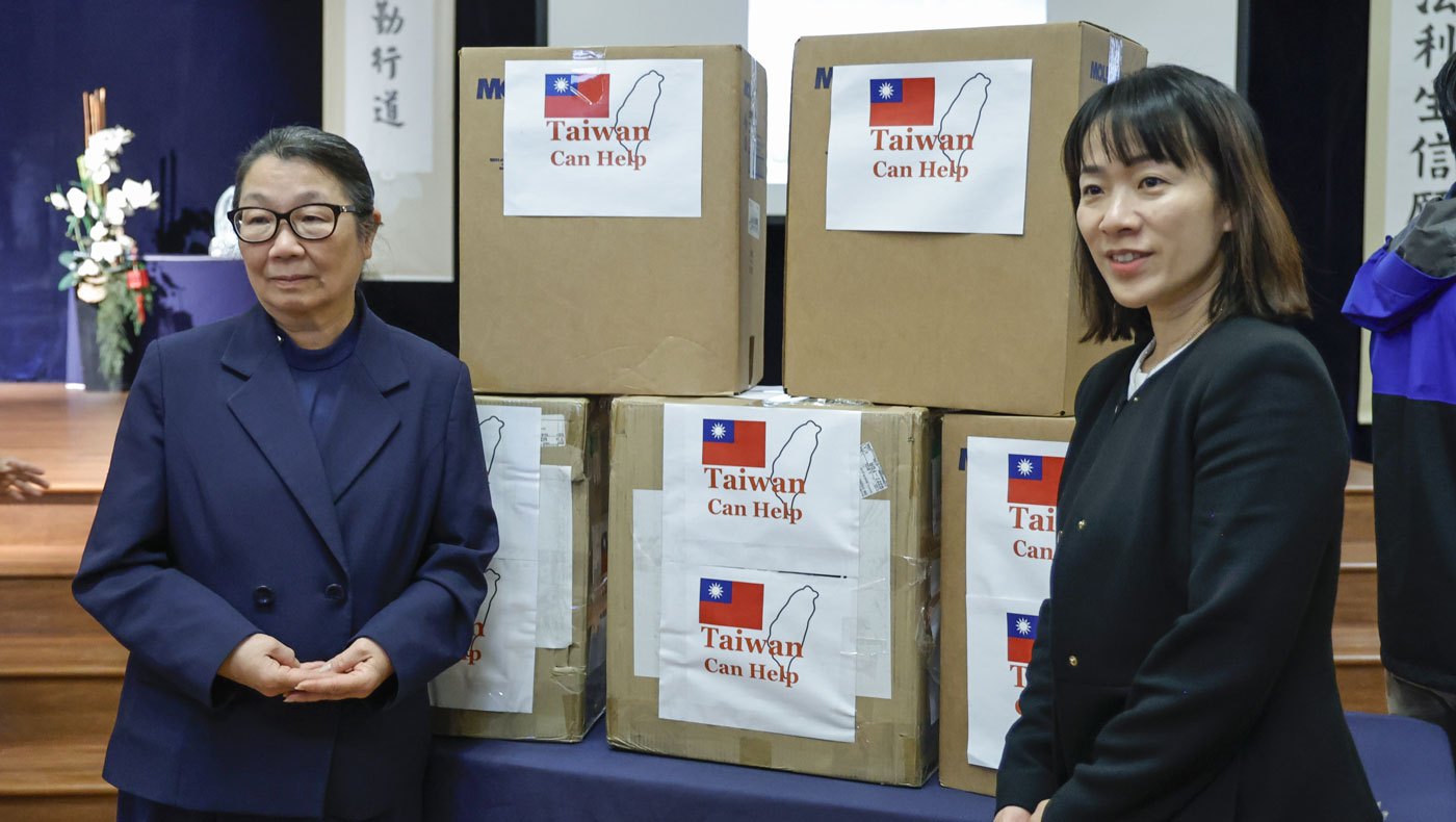 Sara Chen, Deputy Director General of the Taipei Economic and Cultural Office in Los Angeles, donates 10,000 N95 masks and three boxes of goggles. Photo/Shuli Lo