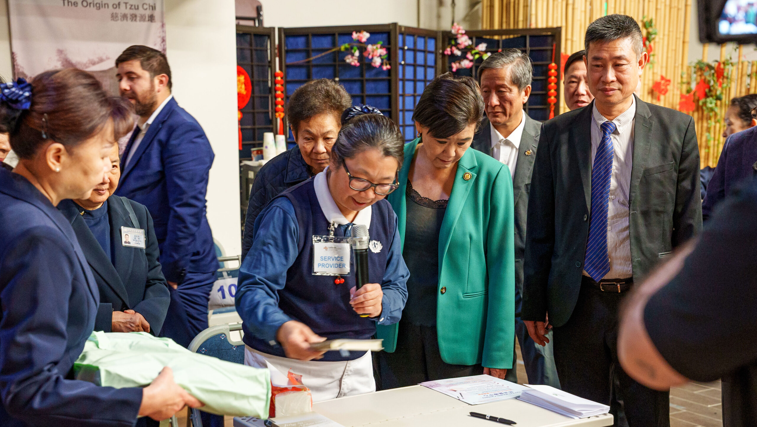 Tzu Chi USA CEO Debra Boudreaux explains the relief distribution process to Congresswoman Judy Chu. Photo/Jaime Puerta