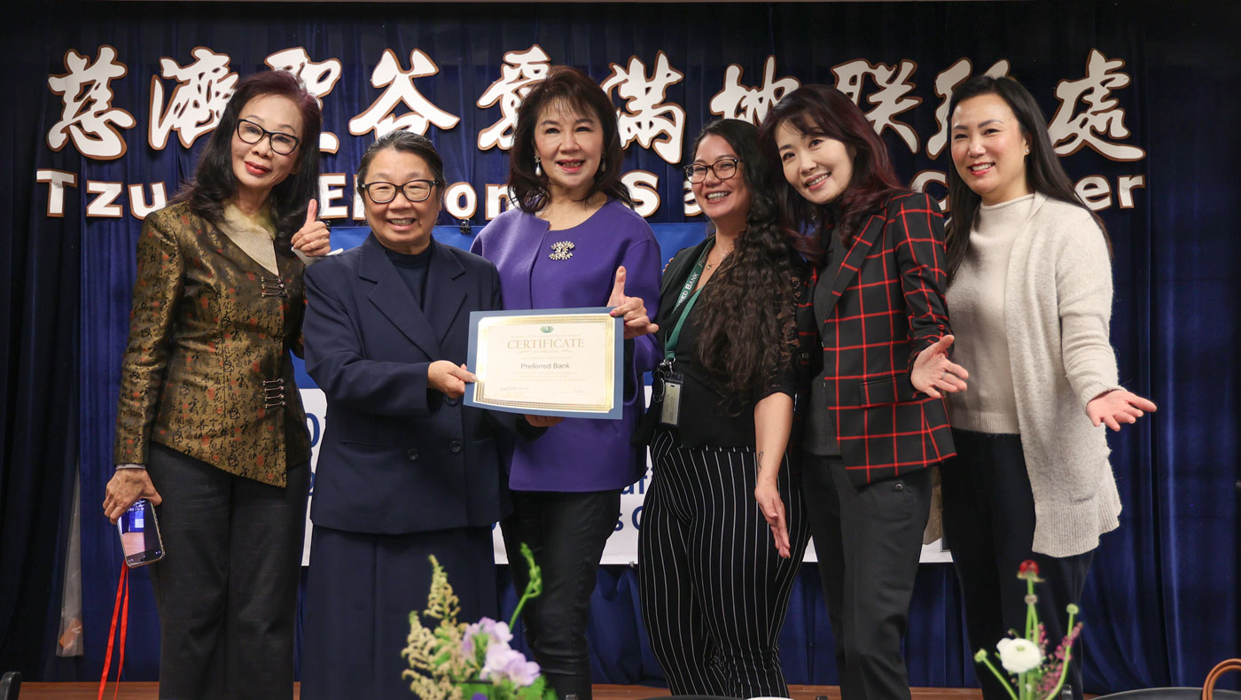 Preferred Bank, a major donor to Tzu Chi USA’s relief, receives a certificate of appreciation from Tzu Chi USA CEO Debra Boudreaux. Photo/Shuli Lo