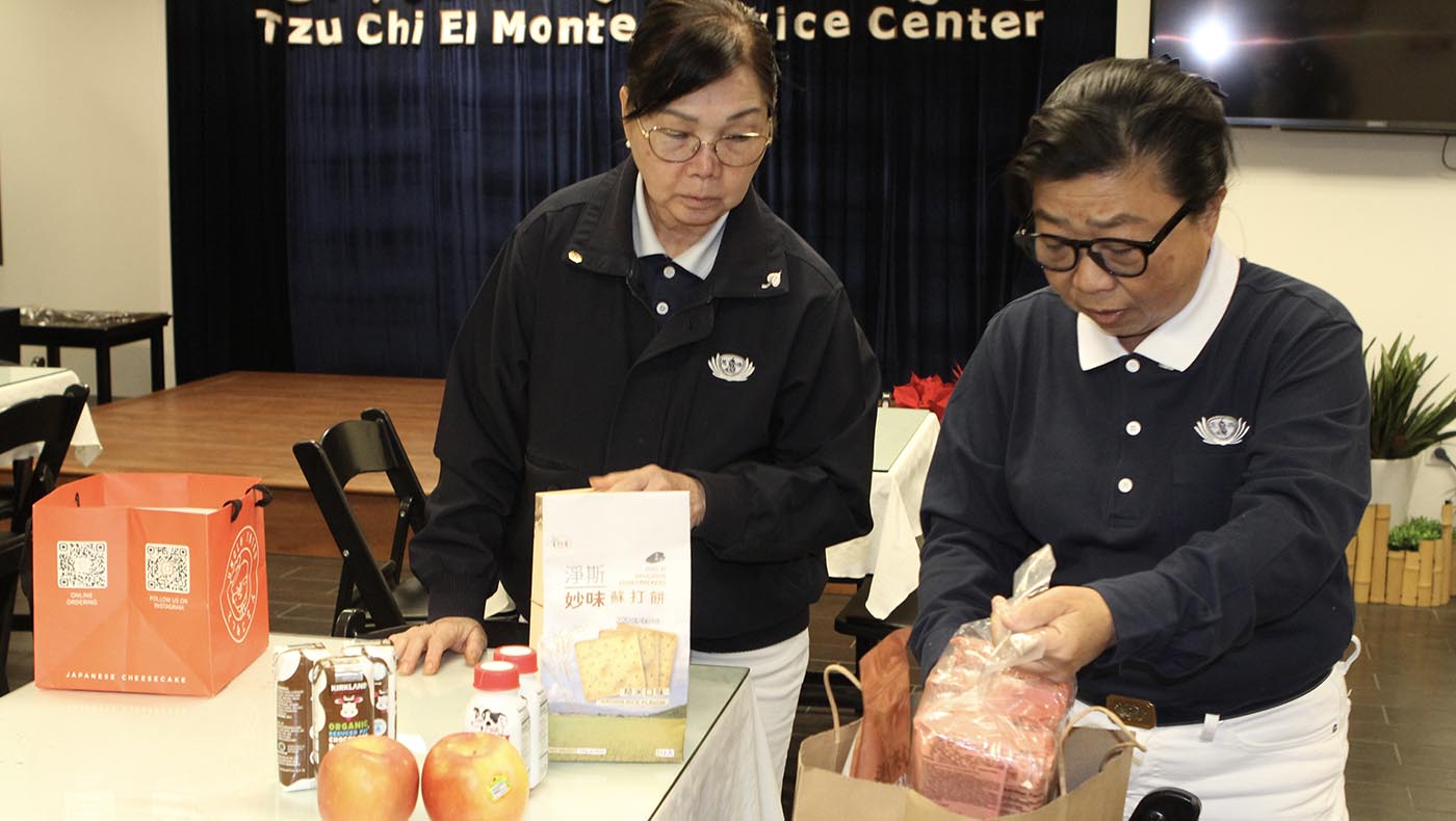 志工葉桂芬、薛麗兒將慈濟淨斯產品裝入關懷包，準備送給停電的家庭。攝影／錢美臻