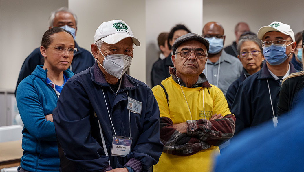 Before the opening of the Wildfires Resource Hub, Tzu Chi volunteer and California Voluntary Organizations Active in Disaster Board Member Minjhing Hsieh (front left), among others, listens to a briefing by the Hub's organizers. Photo/Jaime Puerta