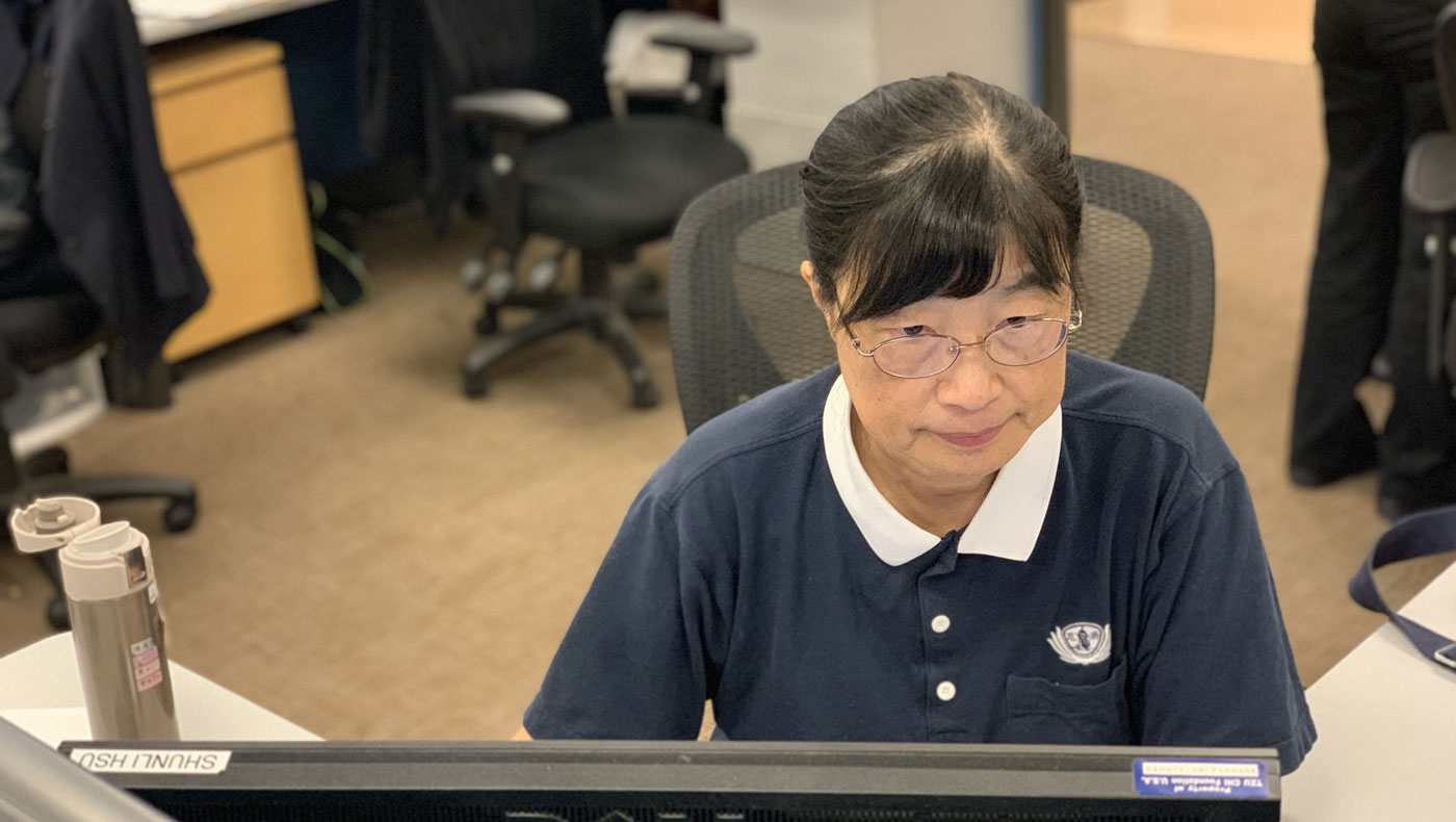 Mei Chen, one of the key figures on Tzu Chi’s Damage Verification Team in Northern California, organizes data to be accessed by team members. The image shows Mei Chen handling disaster survivor information after the 2022 Ferndale earthquake. Photo/Tzu Chi USA Northwest Region