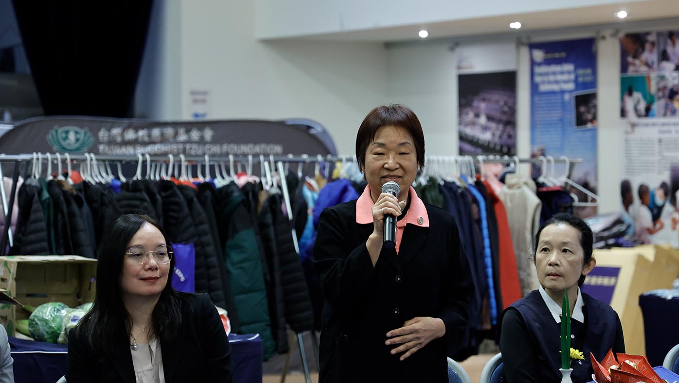 加州台灣同鄉聯誼會會長儲錦琪（中）表示該會將與慈濟一起合作幫助災民。由左至右為台北經濟文化辦事處領務組副組長江月琇、儲錦琪、慈濟美國教育基金會執行長李瓊薰。攝影／駱淑麗