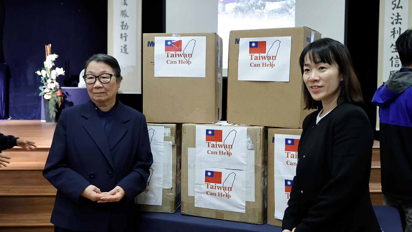 駐洛杉磯台北經濟文化辦事處副處長陳令欣（右），代表捐贈一萬個N95口罩及三箱護目鏡物資給慈濟美國。攝影／駱淑麗