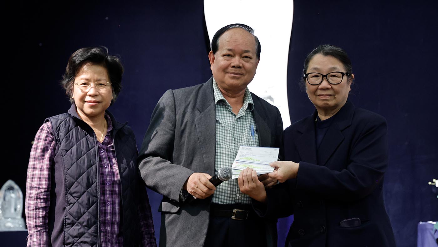 洛杉磯番禺同鄉會前會長沈鈞海（左二）和妻子（左一）代表家人將支票交給慈濟，由慈濟美國總會執行長曾慈慧（右一）代表接受。攝影／駱淑麗