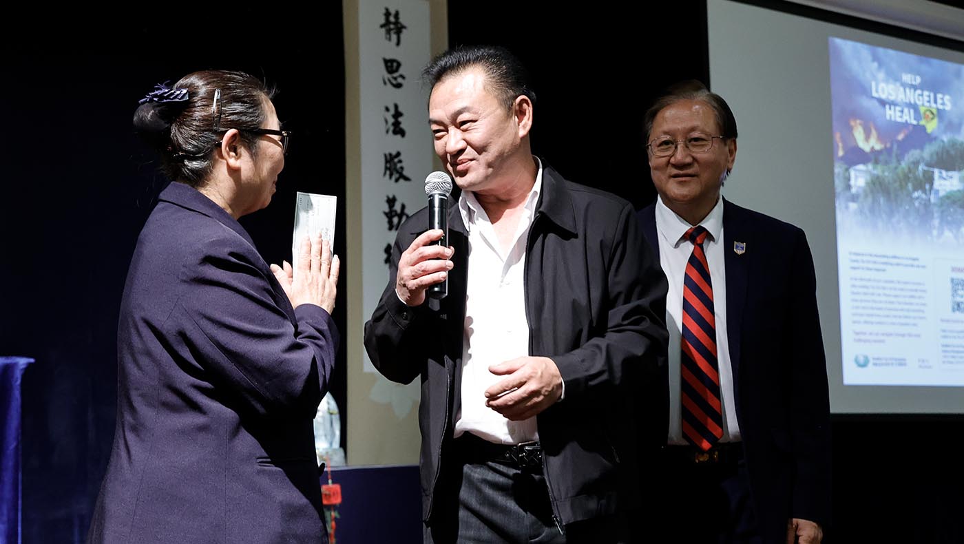 南加州海南會館最高顧問史振順（右一）與該會會長韓福疇（中）在祈福會中，代表該會捐款表達支持慈濟。攝影／駱淑麗