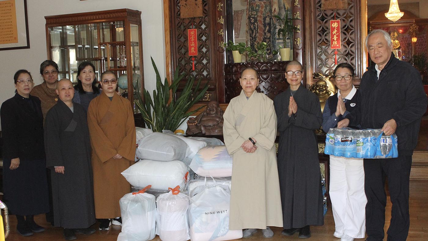 1月14日，「雪峰精舍」（Hua Shia Buddhist Association）的法師們代表會眾，捐贈善款和物資給慈濟美國總會。攝影／錢美臻