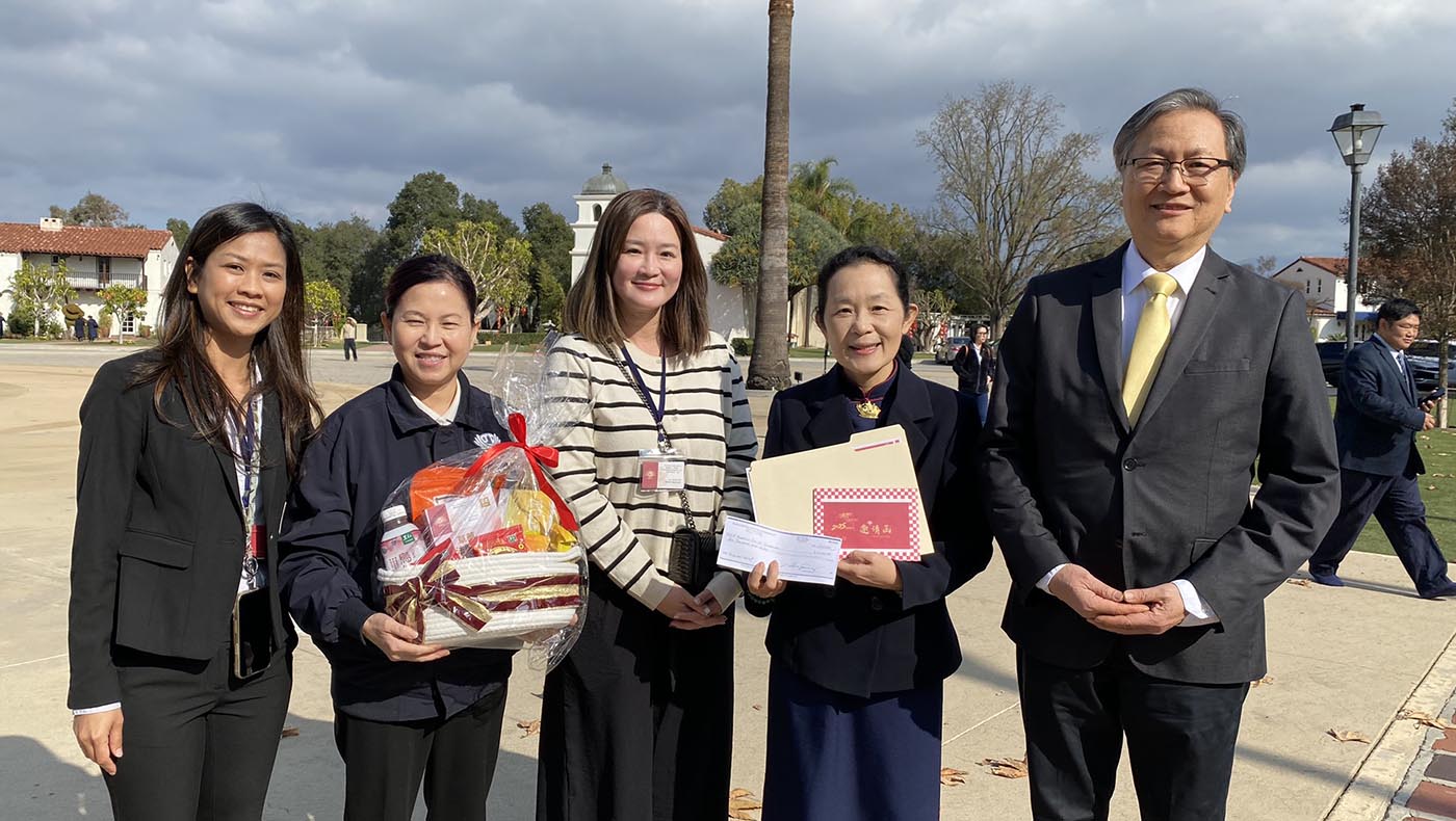 大年初一（1月29日）上午，「洛杉磯福智基金會」發言人沈叔棟及該會公關孫巧宜與呂怡萱，代表該會執行長黃錦松來慈濟美國總會拜年，並捐出善款與該會生產的有機產品。圖片來源／慈濟美國總會