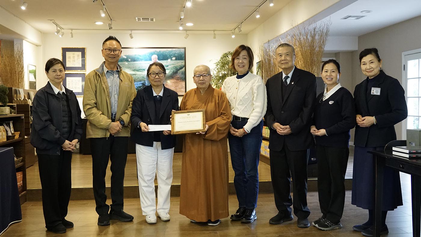 2月5日，位於南加州拉朋地社區（La Puente）的香廣山寺住持滿冠法師，偕該寺護法理事會會長許少光、理事楊淑萍到訪慈濟美國總會園區捐款。攝影／朴妍信