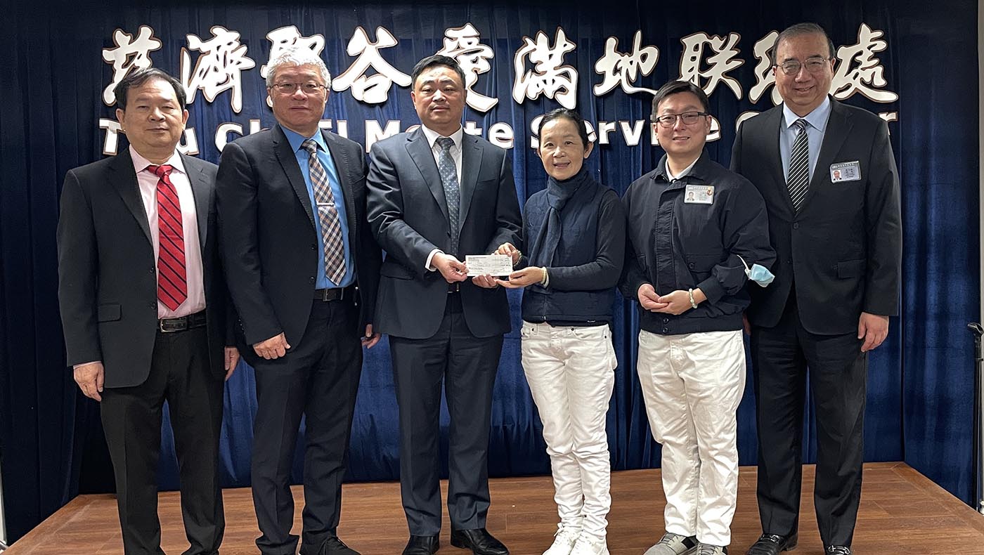 「亞太聯合公益基金會」（United Asian Pacific Charitable Foundation）捐款慈濟美國。由左至右：北美華人會計師協會監事長李崇正、前會長葉俊麟、理事長張青、慈濟美國教育基金會執行長李瓊薰、慈濟慈善基金會進階專員王誠駿、慈濟美國醫療基金會董事長張天駿。攝影／錢美臻