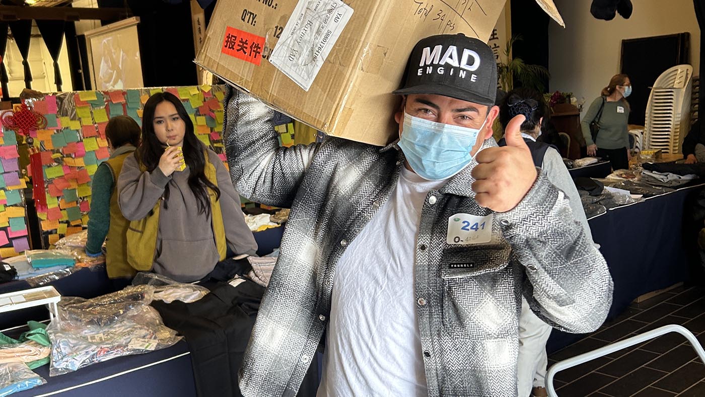 每次發放，惜福屋都提供許多家用品，讓失去一切的受災戶盡情挑選。攝影／李靜誼
