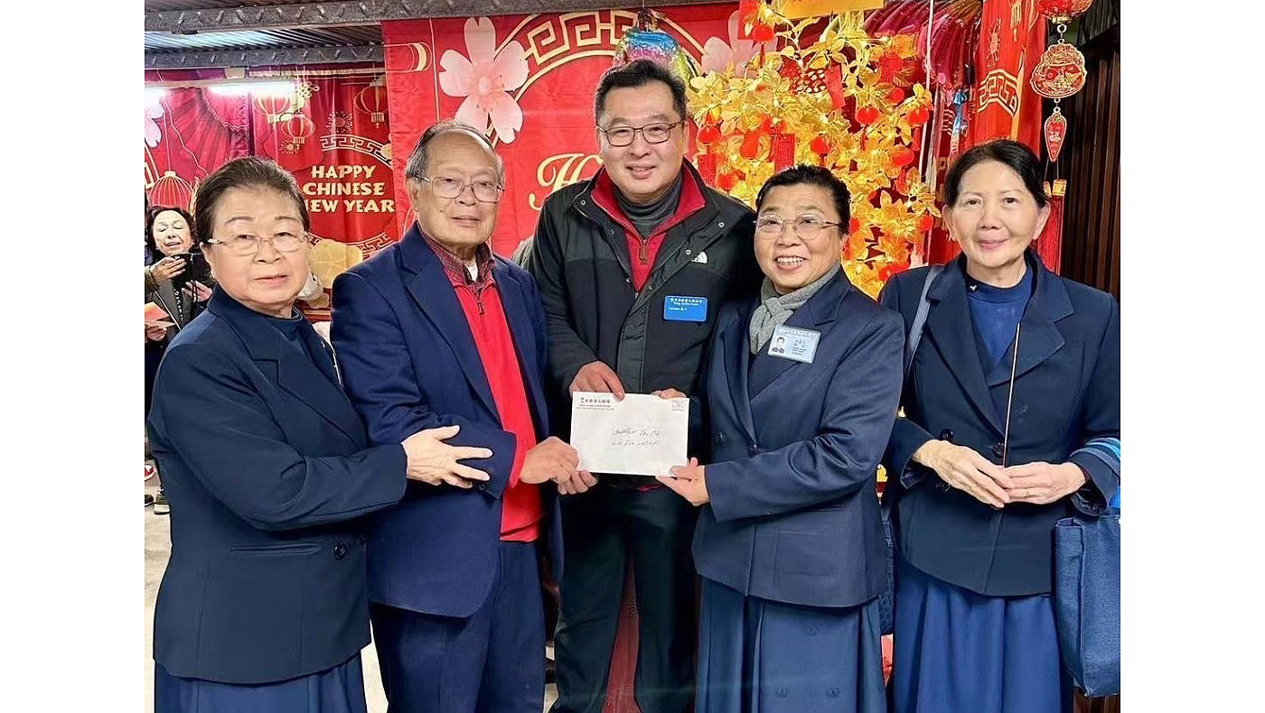 農曆除夕夜（1月28日）蒙特利公園市的「般若修德善堂」及「赤松黃大仙祖宮」邀請慈濟美國總會志工參加上「頭炷香」儀式，並捐款支援山火賑災。圖片來源／慈濟聖谷愛滿地聯絡處